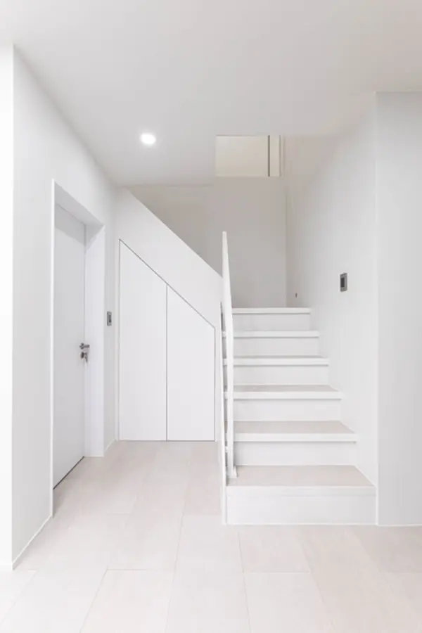 화이트 미니멀 복층 주택 계단실 인테리어